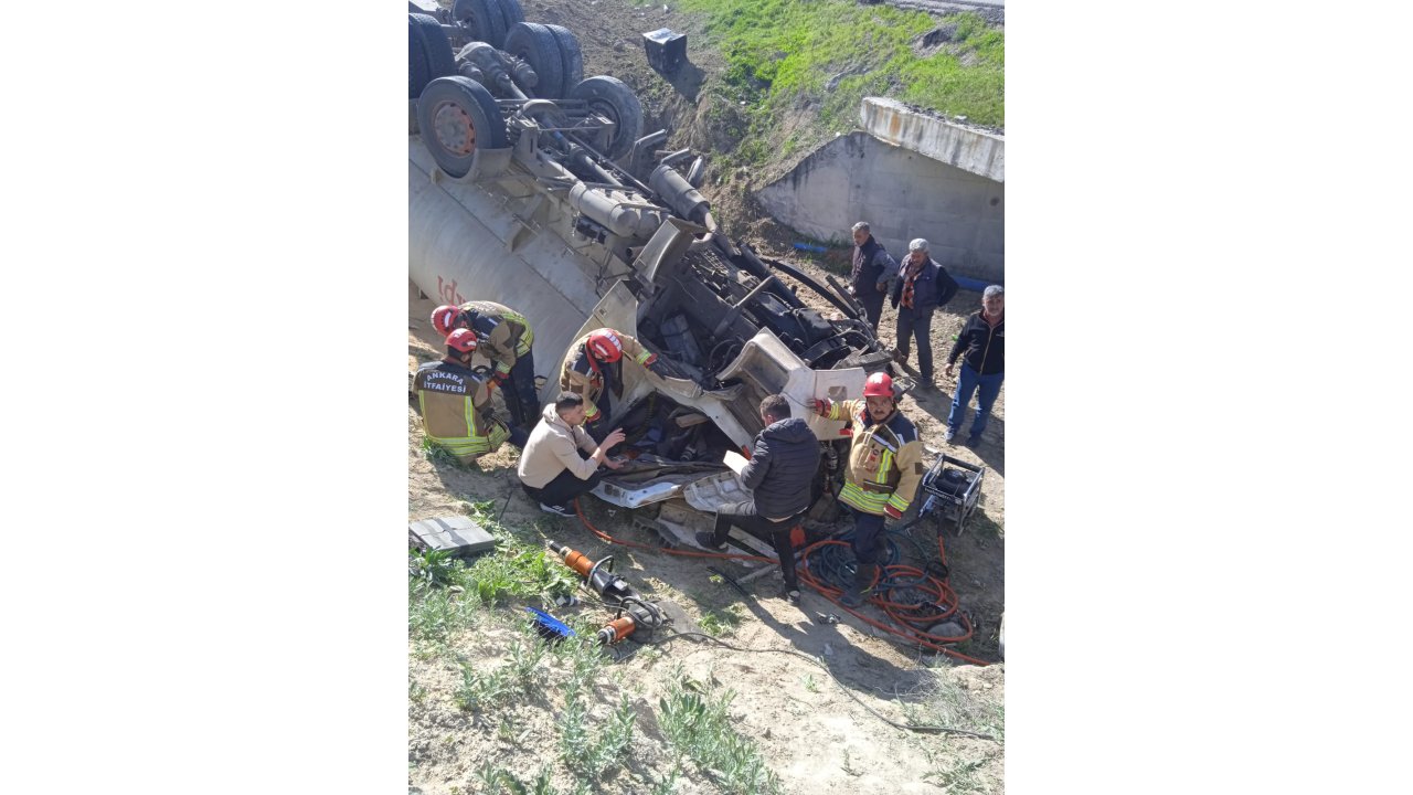 Ankara'da Yem Yüklü Kamyon Menfeze Devrildi: 1 Ölü