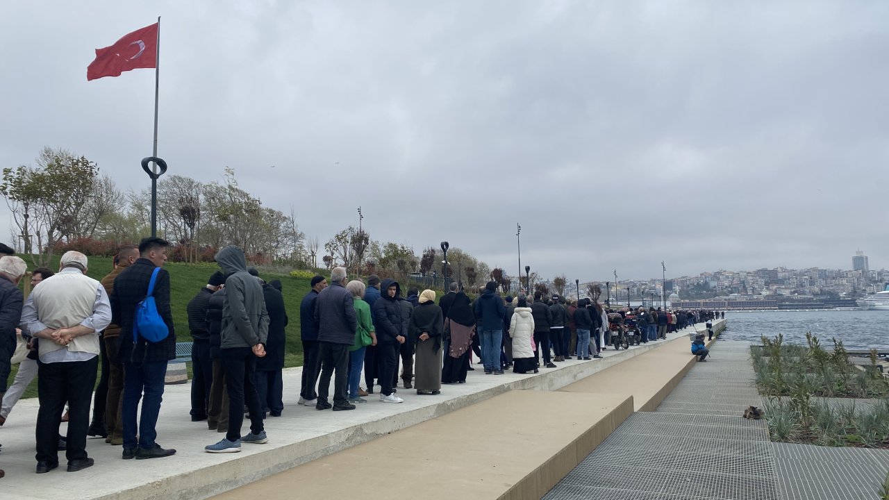 Tcg Anadolu'ya 2. Günde Ziyaretçi Akını: Metrelerce Uzuklukta Kuyruk Oluştu