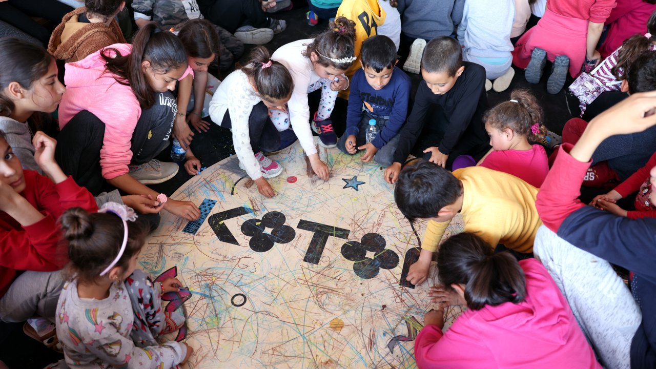 Ünlüler, Depremzede Çocuklara Antakya’da Etkinlik Alanı Oluşturdu