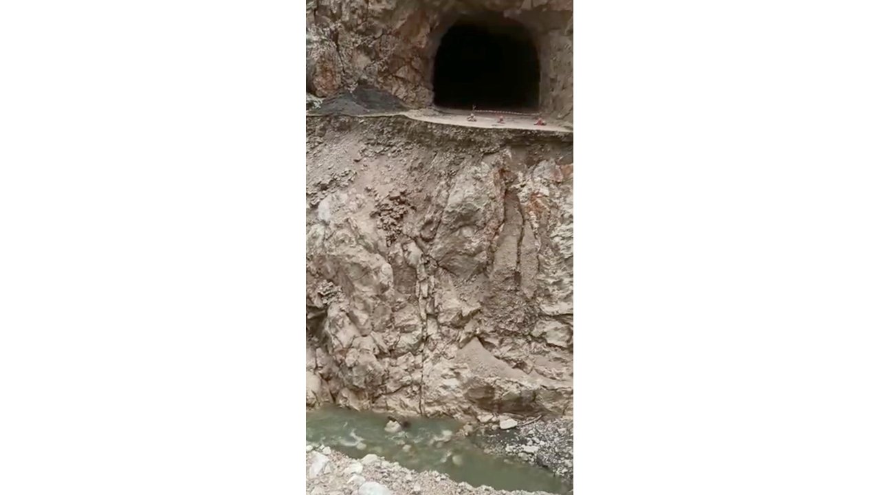 Kemaliye'de Yağışlarda Çökme Meydana Gelen Taş Yolda Ulaşım Sağlanamıyor