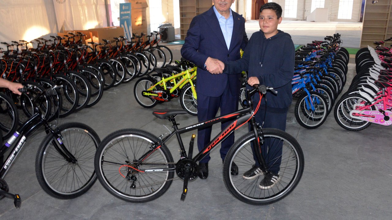 Ümraniye Belediyesi'nden Depremzede Çocuklara Bayram Bisikleti