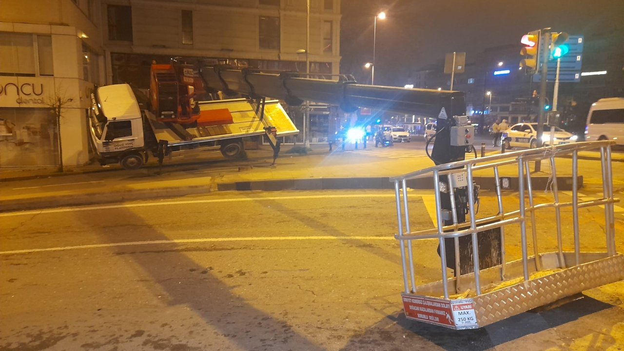 Fatih'te Sepetli Vinç Devrildi: 2 Yaralı