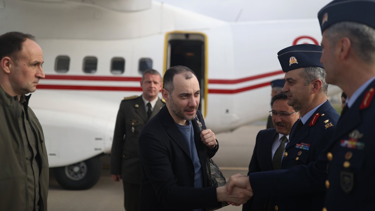 Bakan Akar'dan Ukrayna Altyapı Bakanı Kubrakov'a Togg Jesti