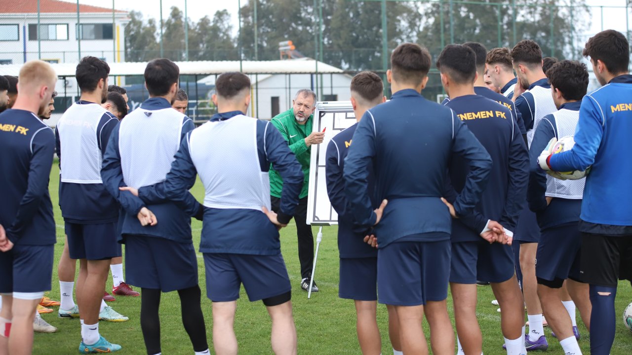 Menemen Fk'da Serkan Afacan İmzaladı
