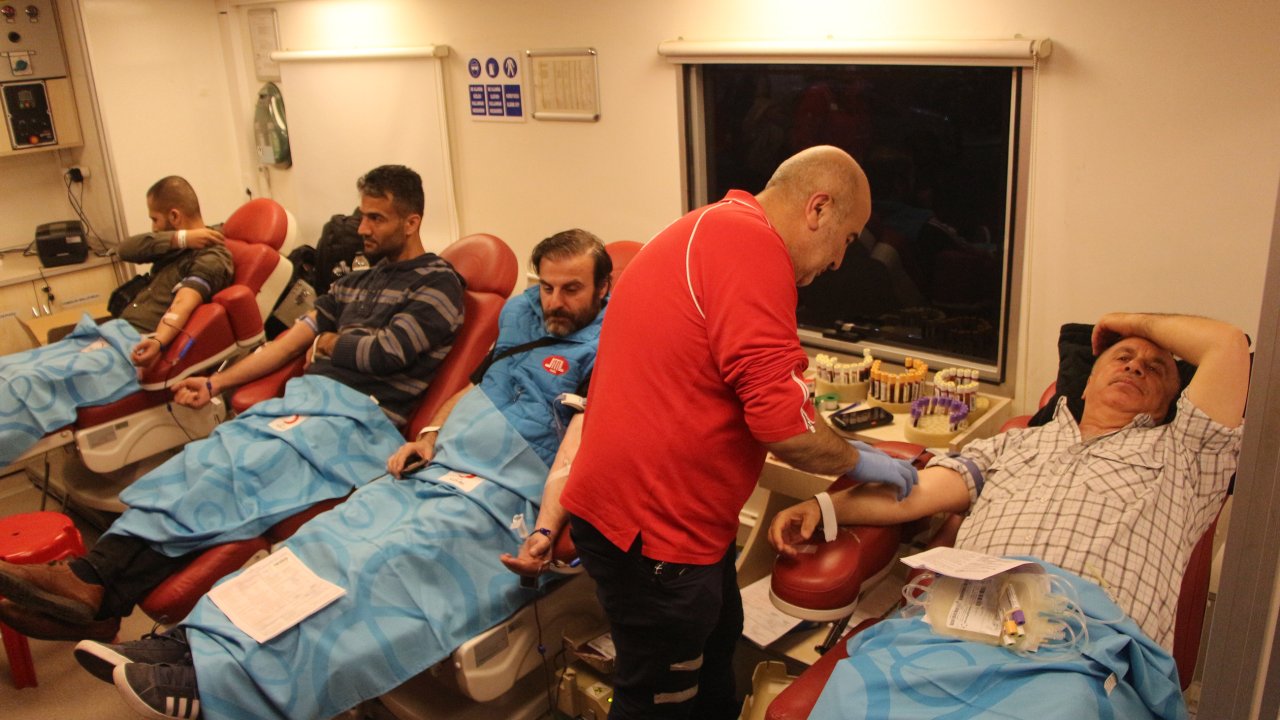 Kızılay’ın Deprem Bölgesindeki Mobil Kan Bağışı Kampanyasına Yoğun İlgi