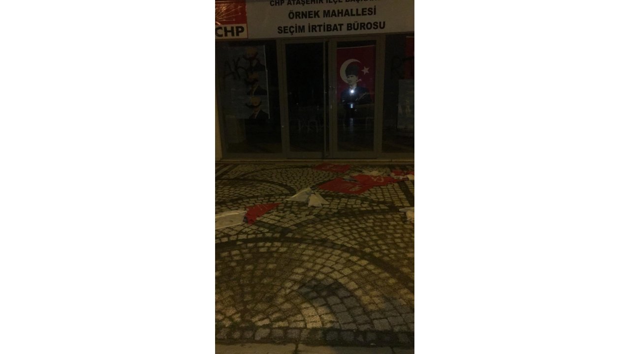 Ataşehir'de Chp Seçim Bürosuna Saldırı