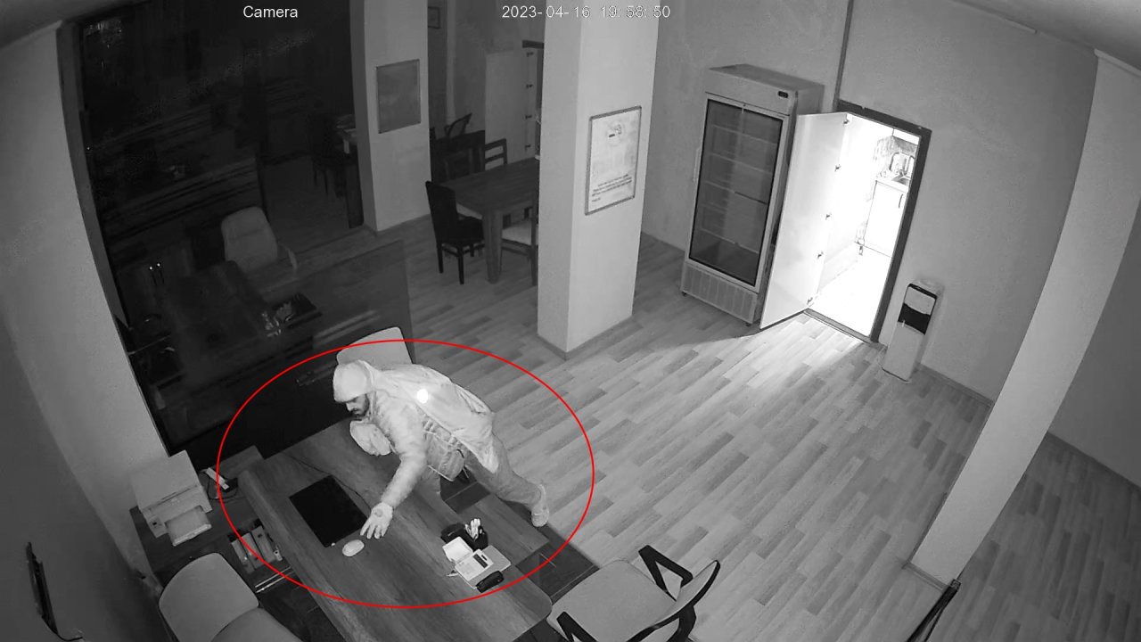 Depremde Hasar Alan Binadaki İş Yerinin Duvarını Balyozla Kırıp Hırsızlık Yaptılar