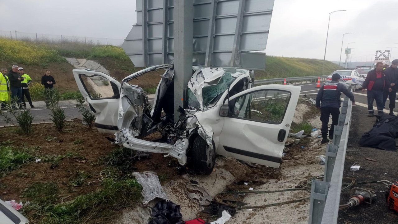 Çanakkale Araç Direğe Çarptı; Anne İle Oğlu Öldü, Baba Ağır Yaralı