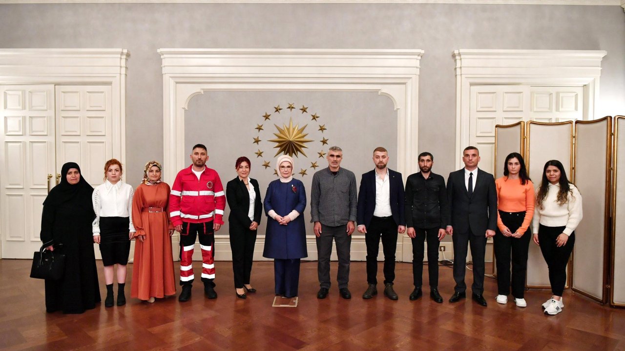 Emine Erdoğan, Depremzedeler Ve Gönüllülerle İftarda Buluştu