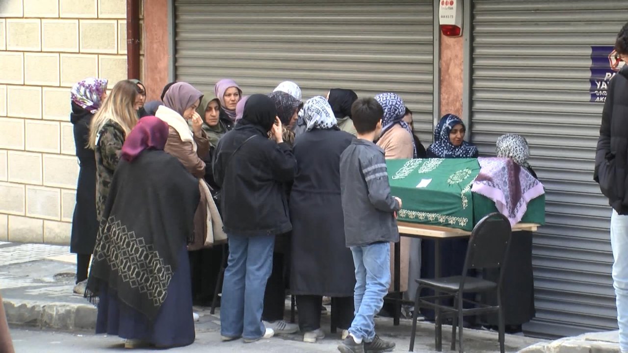 Gaziosmanpaşa'da Bayram Temizliği Yaparken Pencereden Düşen Kadın Öldü