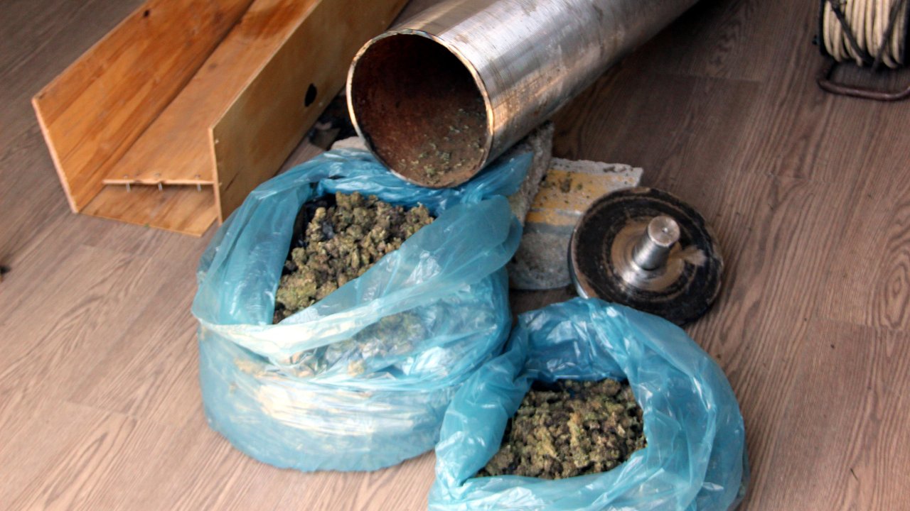 'asır' İle Otobüsteki Aramada Metal Silindire Gizlenmiş 15 Kilo Uyuşturucu Bulundu