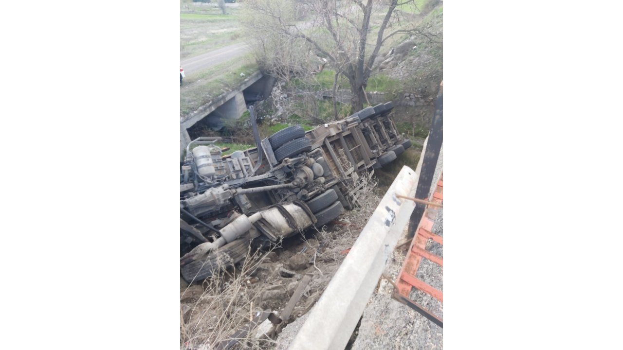 Ankara'da Tır Şarampole Devrildi; 1 Ölü, 2 Yaralı