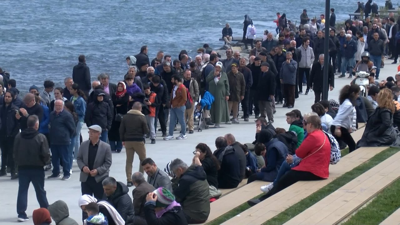 Tcg Anadolu'ya Yine Ziyaretçi Akını; Metrelerce Kuyruk Havadan Görüntülendi