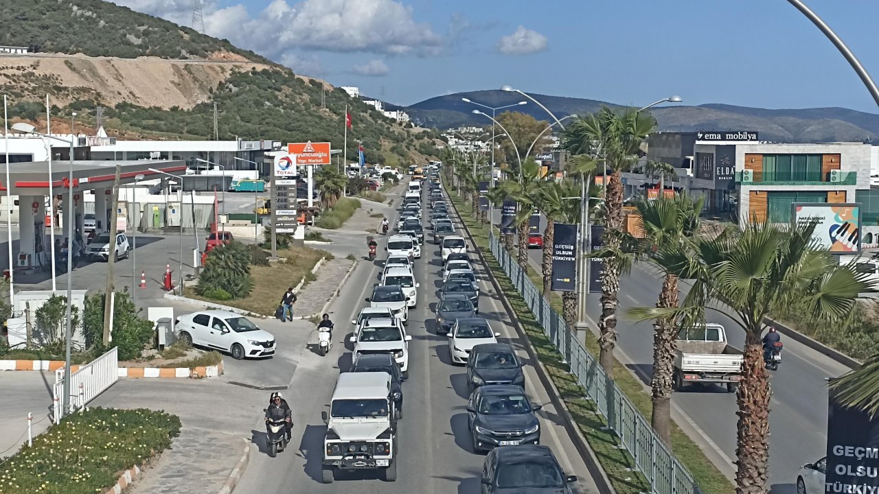 Muğla'da Bayram Hareketliliği Başladı; Uzun Araç Kuyrukları Oluştu