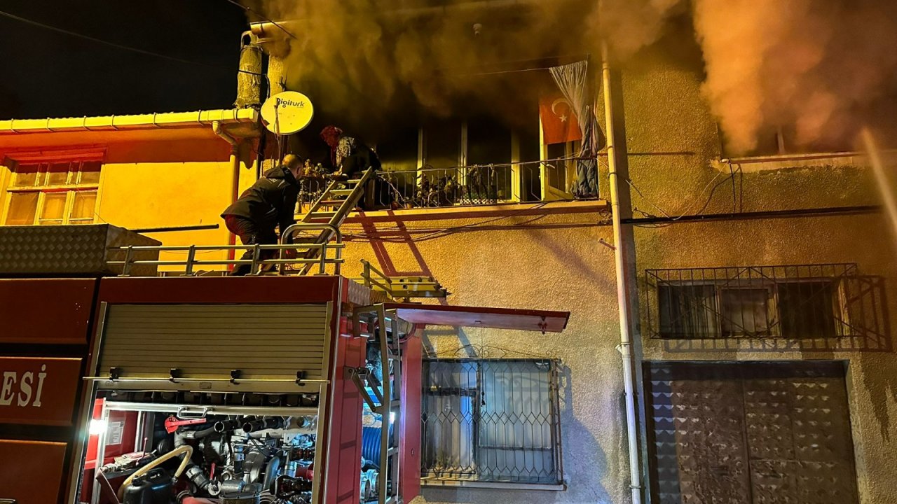 Yangında Mahsur Kalan Kadın, İkinci Kat Balkonundan Merdivenle Kurtarıldı