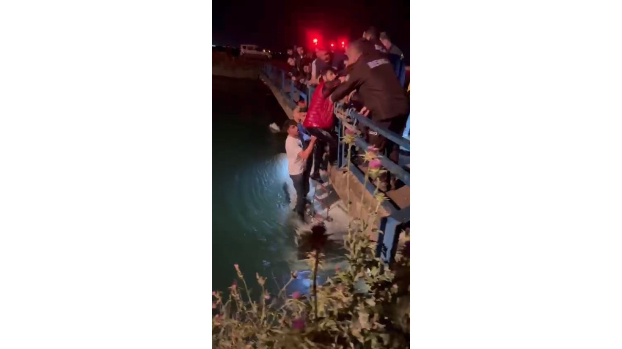 Kanala Uçan Minibüsteki 4 Kişi Boğulmaktan Son Anda Kurtarıldı