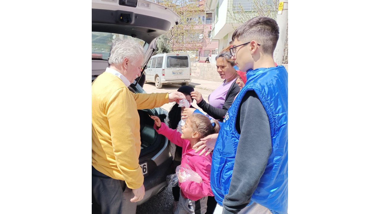 Depremzede Çocuklara Kumbara İçinde Bayram Harçlığı, Şeker Ve Oyuncak Götürdüler