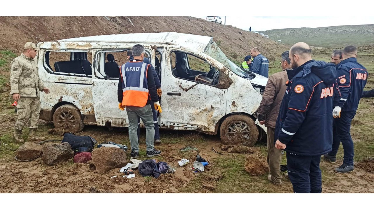 Bitlis'te Minibüs Şarampole Yuvarlandı: 2'si Çocuk 13 Yaralı
