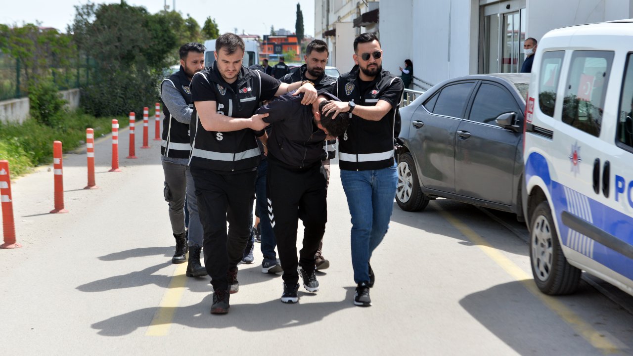 Silah Kaçakçısının Kızı Ve Yeğeni, Otogarda Teslimat Sırasında Yakalandı