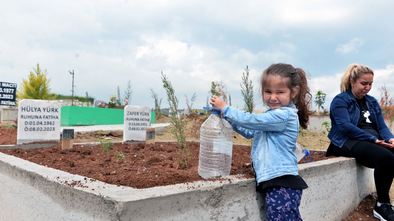 Nil, Depremde Kaybettiği Anneannesi Ve Dedesini Mezarını Ziyaret Etti