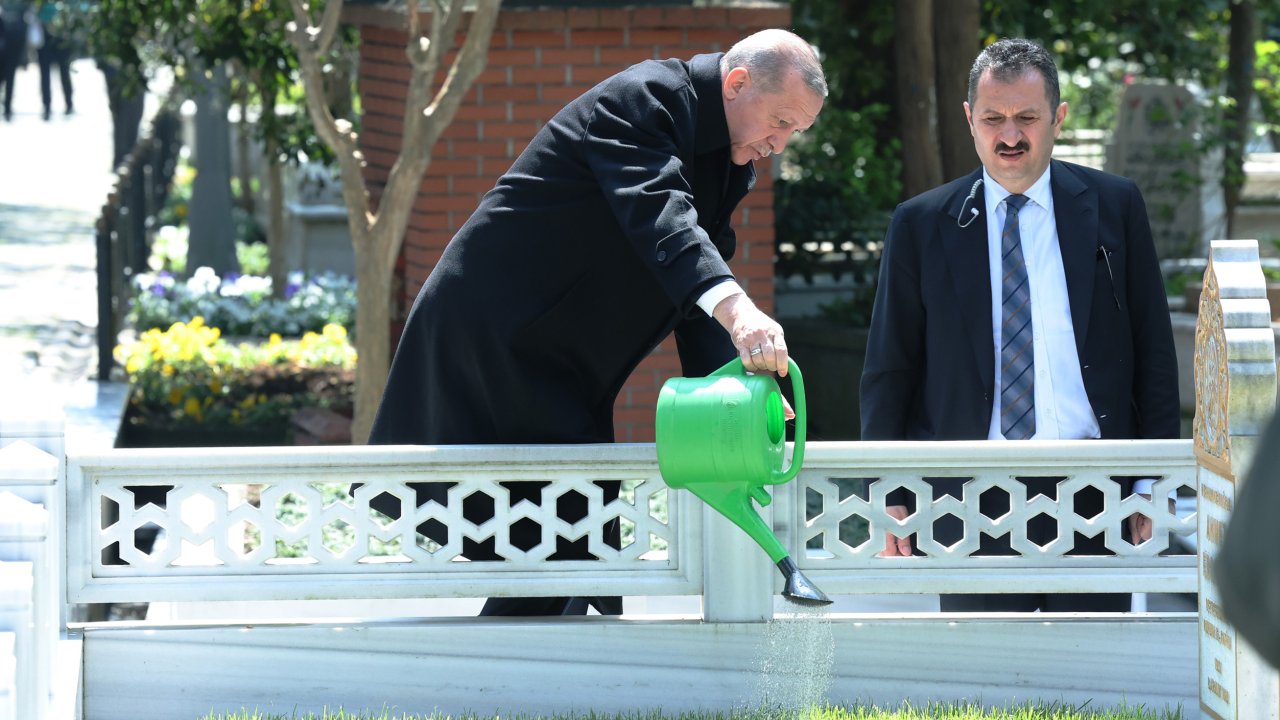 İstanbul- Cumhurbaşkanı Erdoğan Anne Ve Babasının Mezarlarını Ziyaret Etti