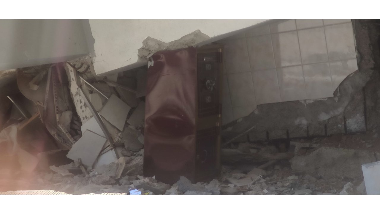 Depremde, Çelik Kasa Bulunduğu Katta Yaşam Üçgeni Oluşturmuş