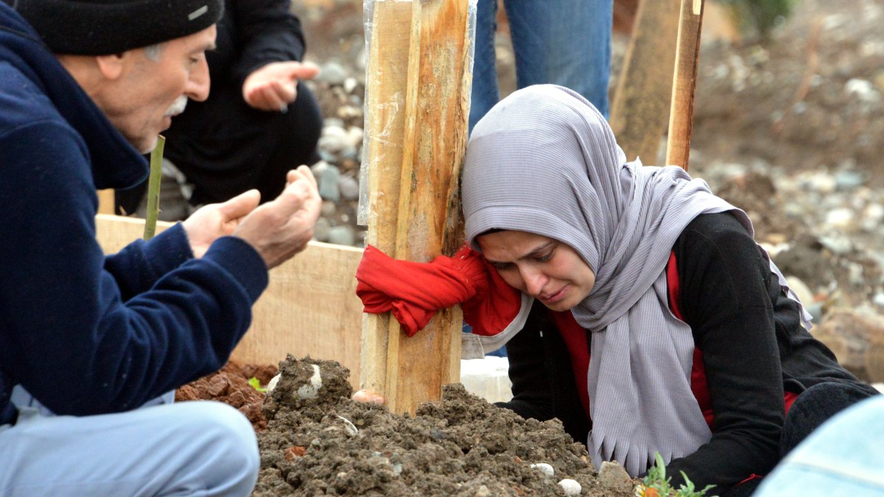 Kahramanmaraş'ta, Depremzedeler Mezarlıkta Gözyaşlarına Boğuldu