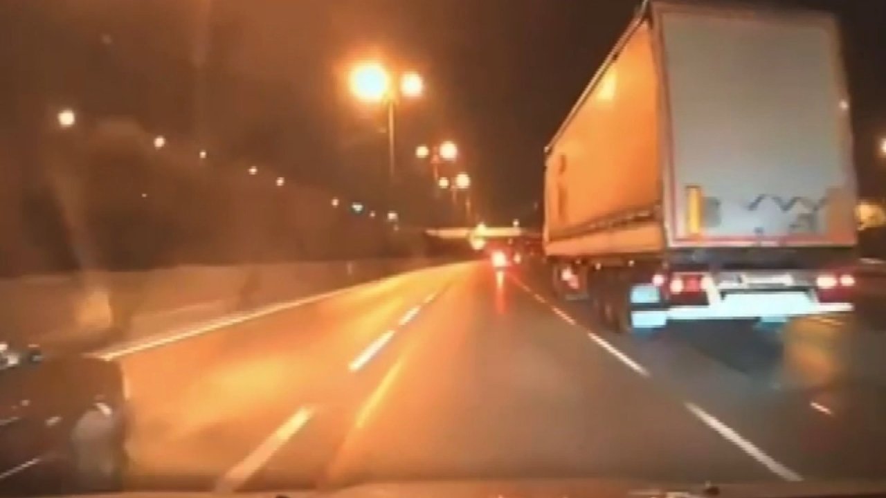 Bağcılar'da Makas Atarken 3 Aracın Arasında Sıkıştı