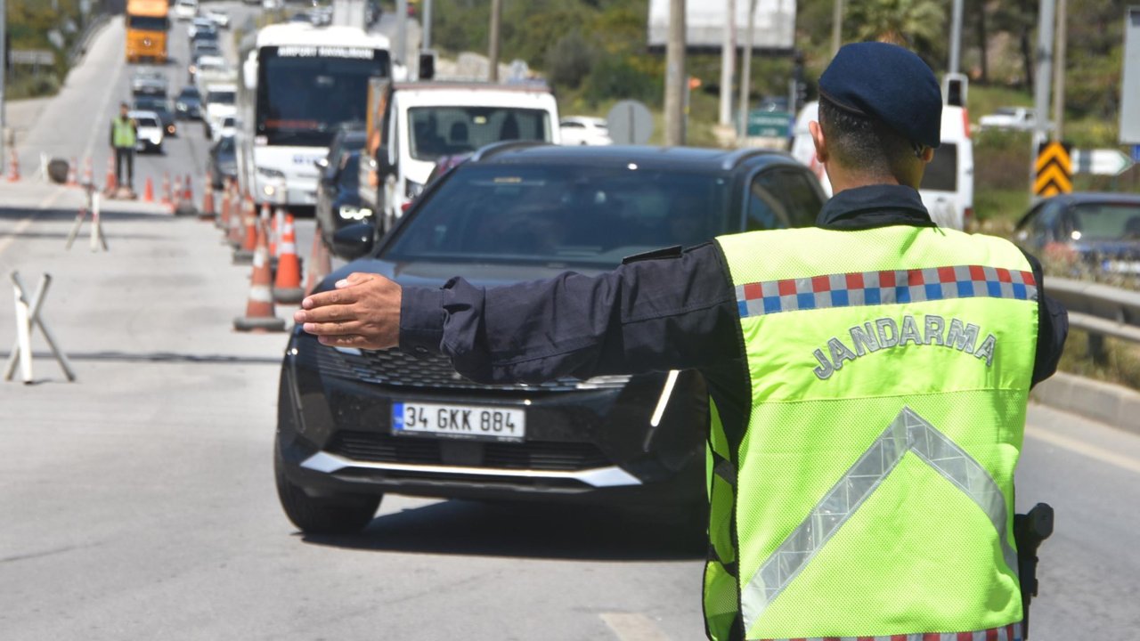 Bodrum’a Arife Günü 15 Bin Araç Giriş Yaptı, Jandarma Denetimleri Artırdı