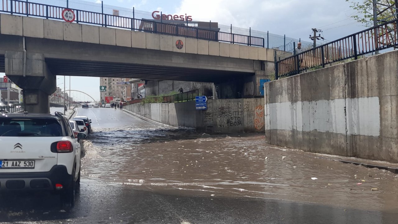 Diyarbakır’da Sağanak; Yollar Göle Döndü