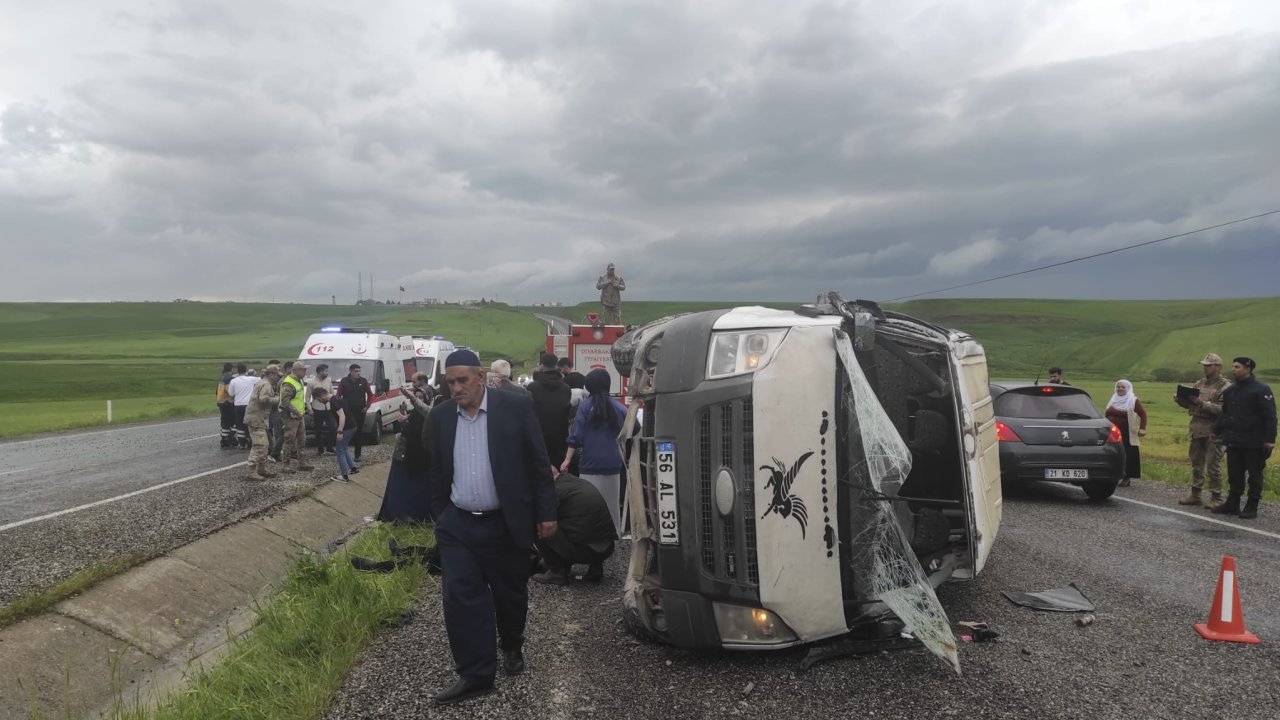 Depremde Kaybettikleri Yakınlarının Kabrinden Dönerken Kaza Geçirdiler: 12 Yaralı