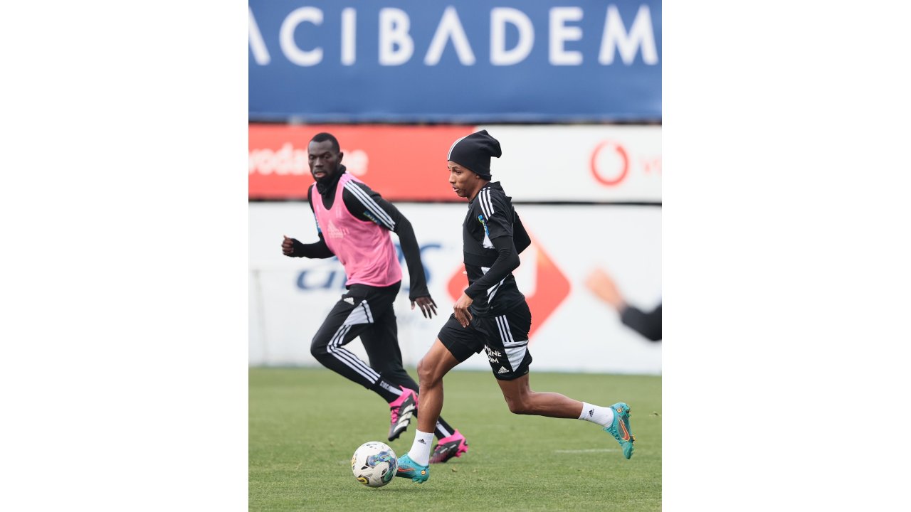 Beşiktaş’ta Başkan Ahmet Nur Çebi Antrenmanı Takip Etti