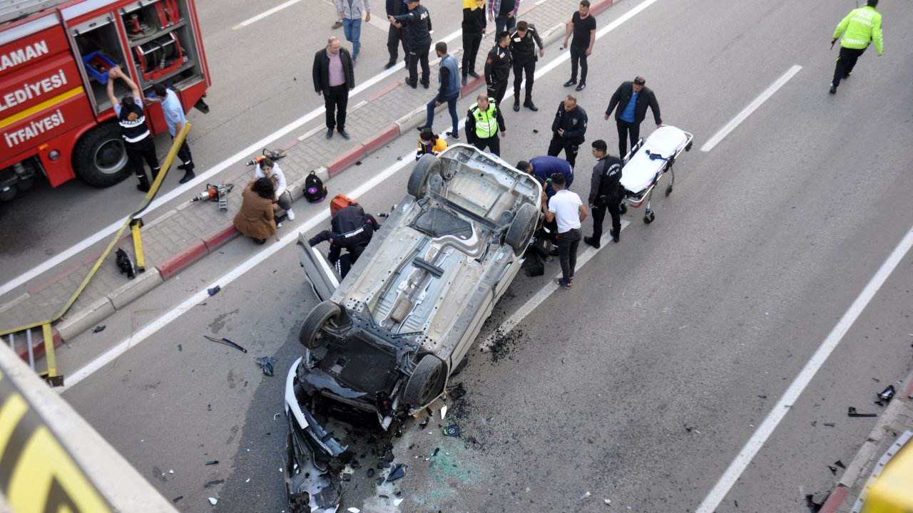 Hafif Ticari Araç Bariyerleri Devrilip Alt Geçitteki Otomobilin Üzerine Düştü: 1 Ölü, 2 Yaralı