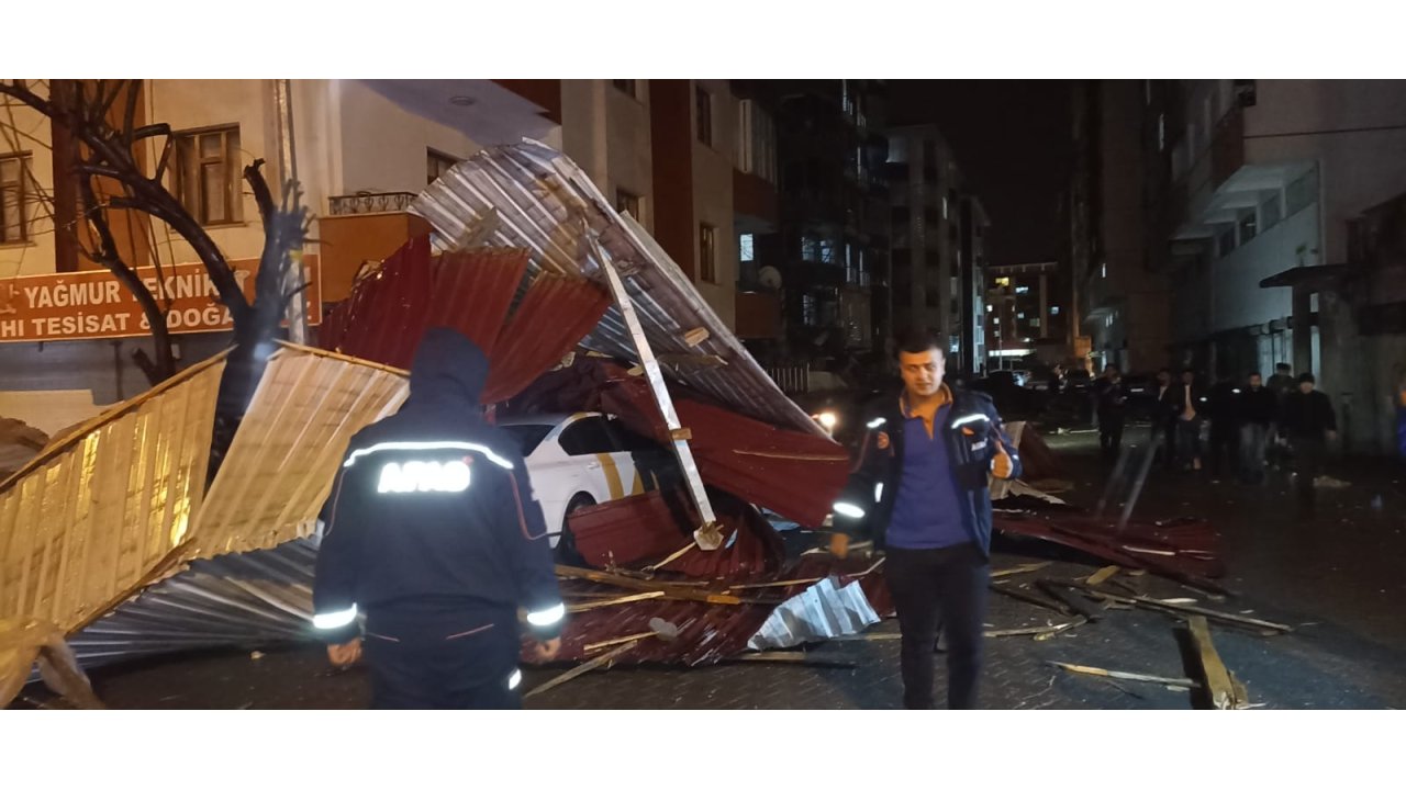 Bitlis'te Fırtınada Binaların Çatıları Uçtu, Park Halindeki Araçlar Hasar Gördü