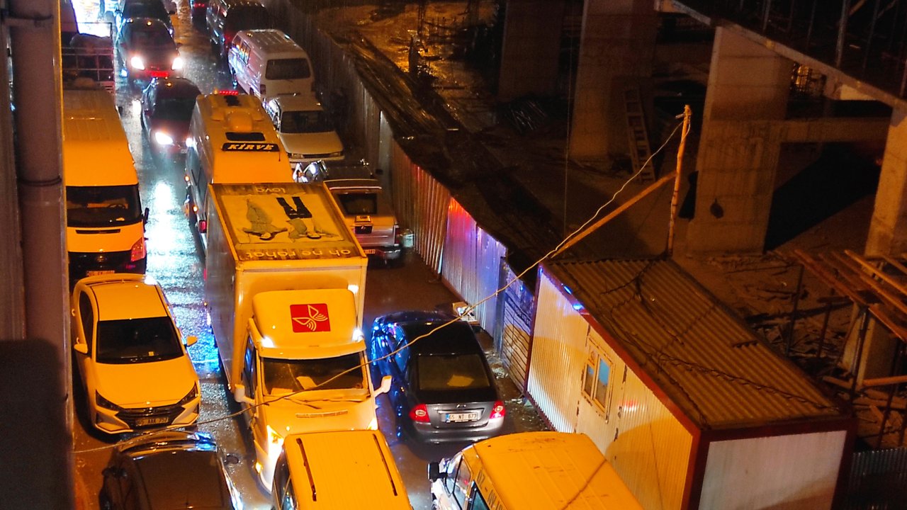 Van'da Sağanak Kent Merkezinde Trafiği Kilitledi