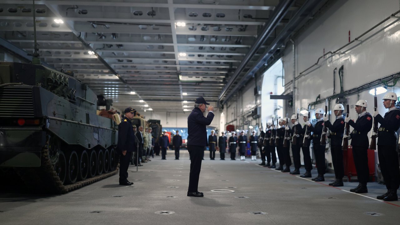 Bakan Akar, Ramazanın Son İftarını Şehit Aileleri Ve Gazilerle Tcg Anadolu'da Yaptı