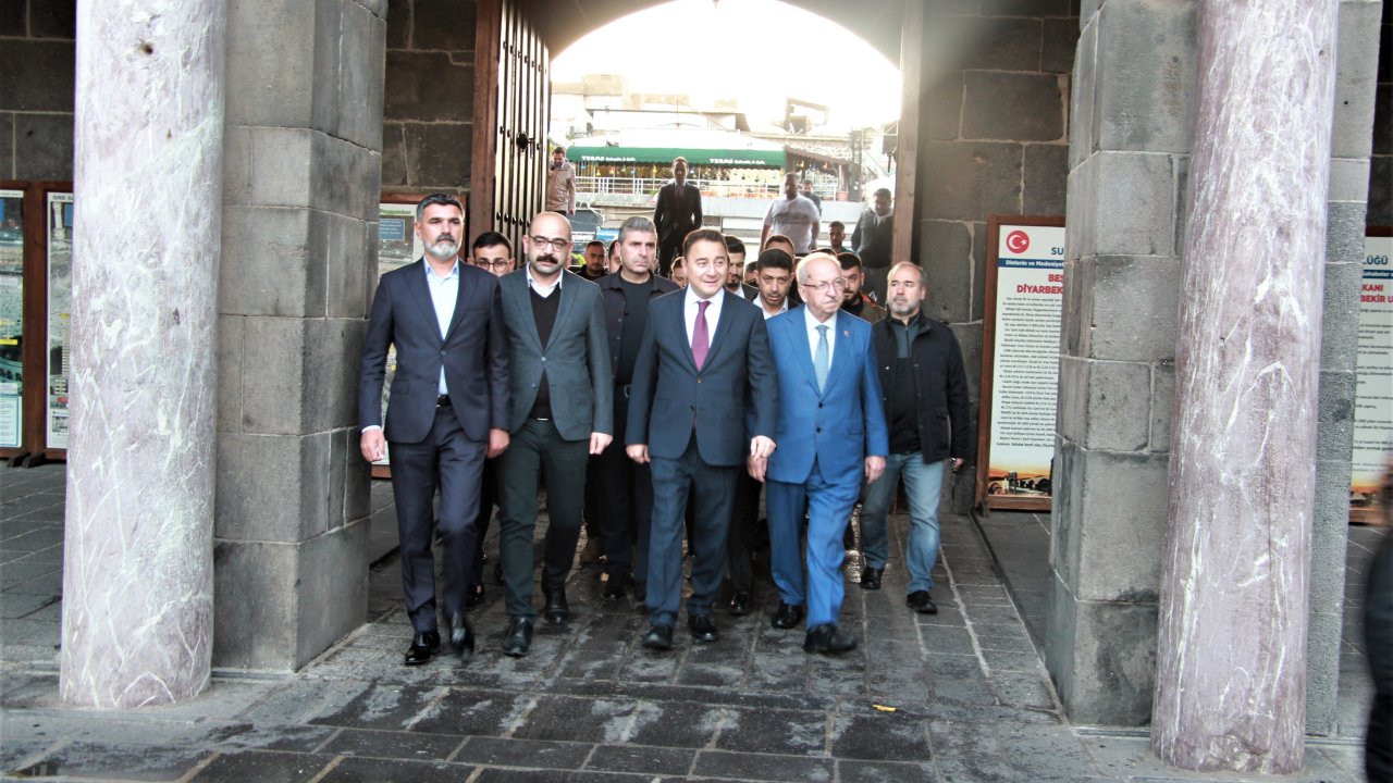 Ali Babacan, Bayram Namazını Diyarbakır’da Kıldı