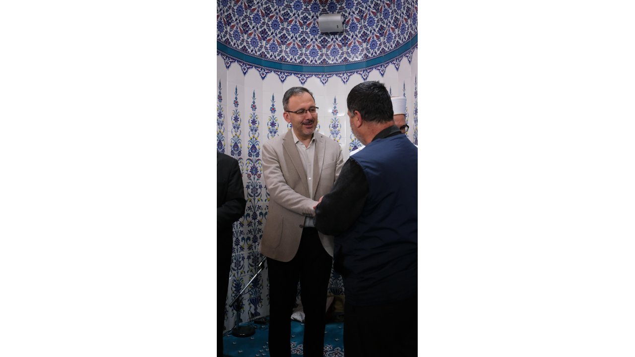 Bakan Kasapoğlu, Bayram Namazını İzmir'de Kıldı