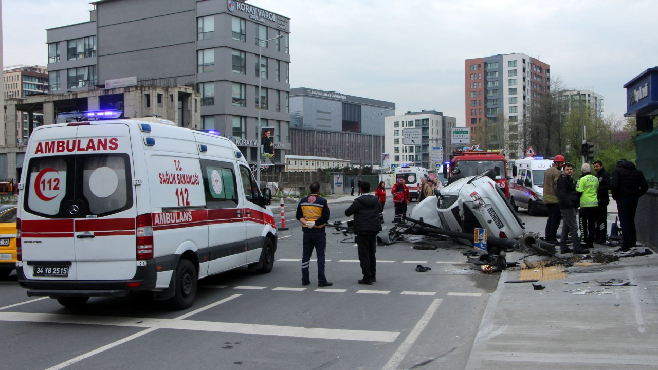 Kağıthane'de Aydınlatma Direğine Çarpan Otomobil Takla Attı: 2 Yaralı