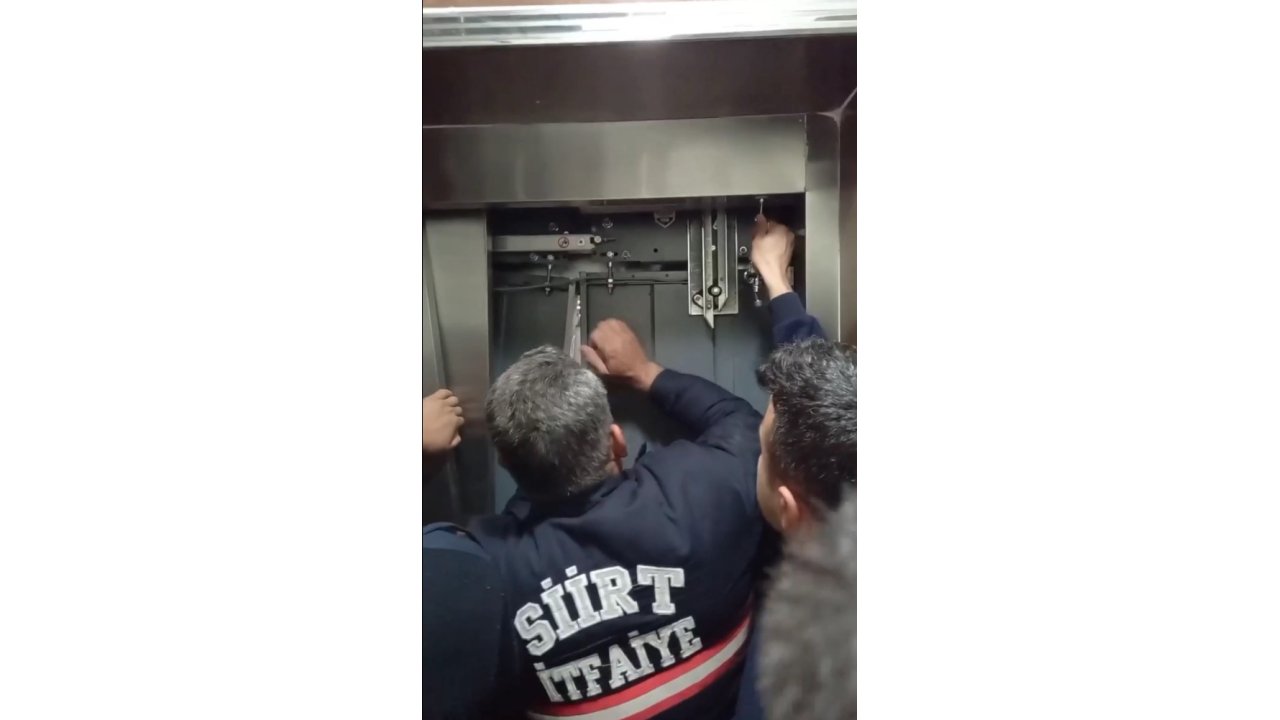 Siirt'te Bayramlaşmaya Giden 10 Kişilik Aile Asansörde Mahsur Kaldı