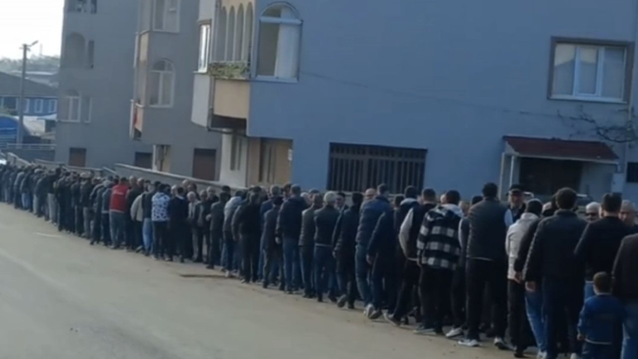 Bursa'da Geleneksel Bayramlaşmada 1 Kilometrelik Kuyruk Oluştu