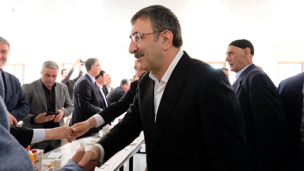 Cevdet Yılmaz, Bingöl'de Yurtta Kalan Depremzedelerle Bayramlaştı