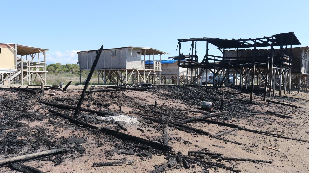 Denize Sıfır Çardaklardaki Yangına Polis Ve İtfaiye İncelemesi