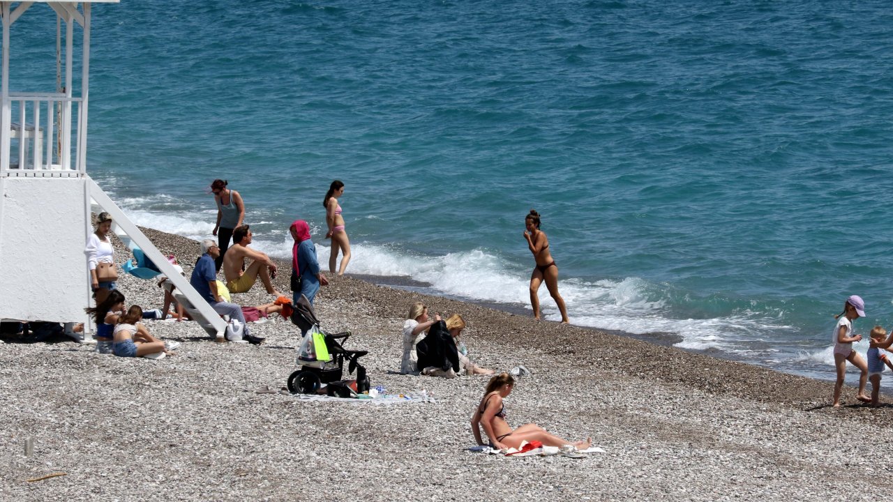 Konyaaltı Sahili'nde Bayram Yoğunluğu