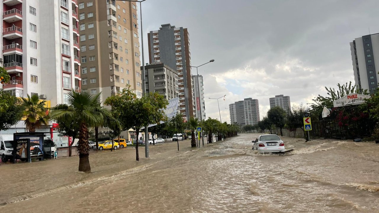 Adana'da Sağanak Ve Dolu; Yollar Göle Döndü