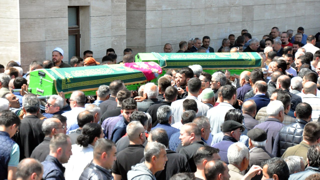 Kazada Ölen İlkay İle Dedesi Son Yolculuklarına Uğurlandı