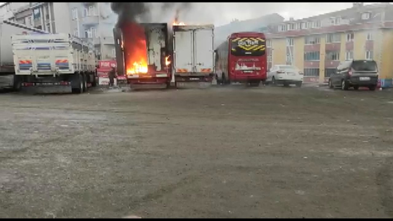 Sultangazi'de Park Halindeki Kamyonun Kasası Alev Alev Yandı