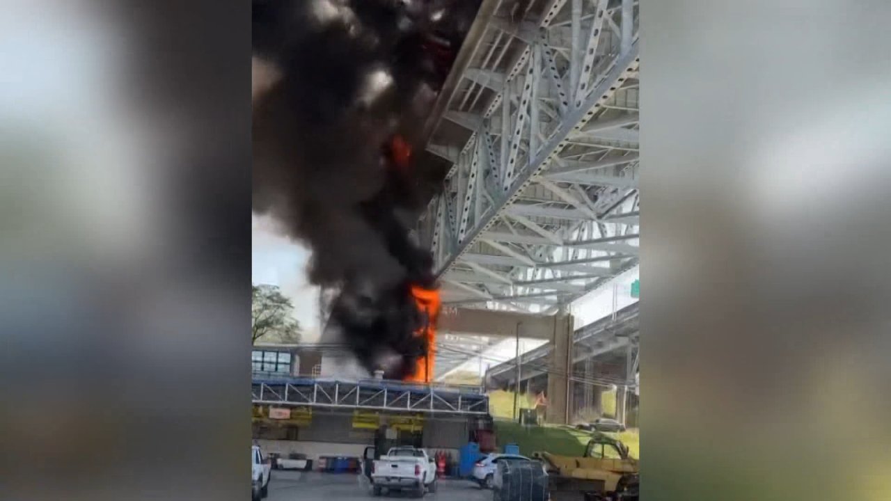 Köprüde Devrilen Yakıt Tankeri Alev Aldı: 1 Ölü