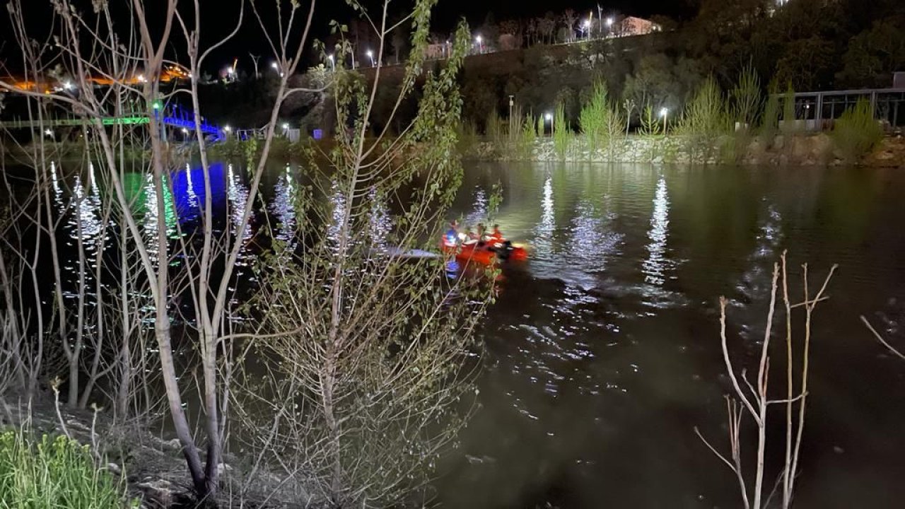 Munzur Çayı'na Uçan Otomobildeki 3 Kişi Aranıyor