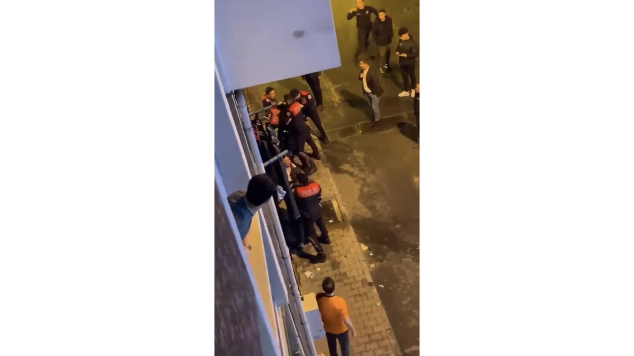 Esenler'de Polisi Görünce Uyuşturucuyu Yere Atıp Kaçtı